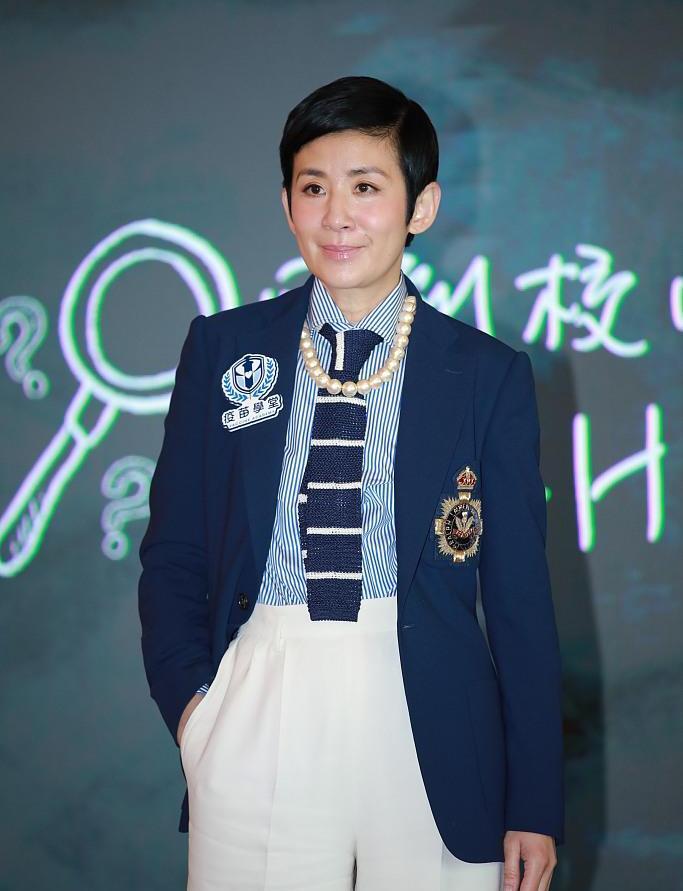 吴君如大走校园路线身穿减龄学生装帅气十足一点看不出50岁