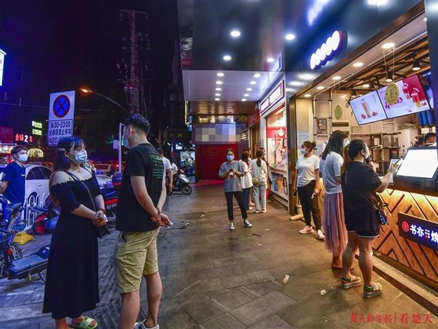 武昌大成路夜市半边热闹半边宁静