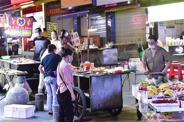 武昌大成路夜市半边热闹半边宁静
