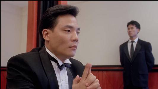 在高进打败陈金城之后,在高进失忆时照顾的陈刀仔,顺利成为赌神的徒弟