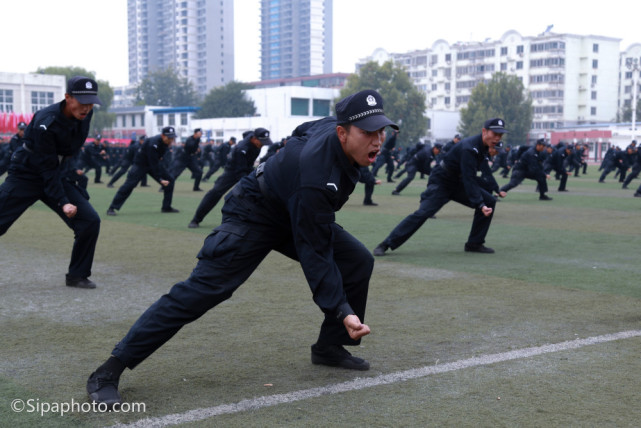有学校的学生一天至少换三次衣服 你知道是哪所学校吗 腾讯网