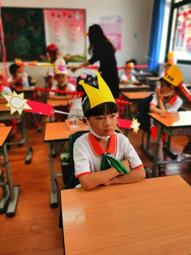 视频上海崇明小学生戴一米帽返校小女孩戴县官珠子帽