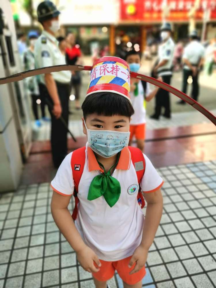 视频上海崇明小学生戴一米帽返校小女孩戴县官珠子帽