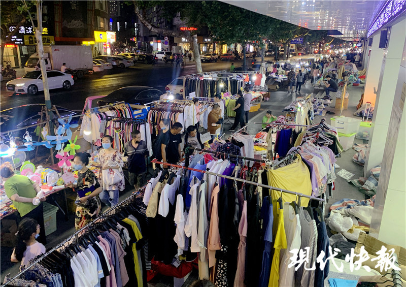 现代快报讯(记者 白雪银 赵丹丹/文 赵杰/摄)马台街夜市,三牌楼夜市