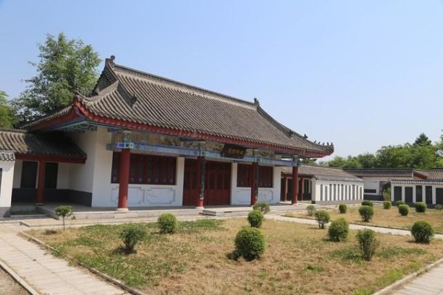 建陵之初,张学良在北京西郊石景山五里坨隆恩寺及附近的王爷坟购买了