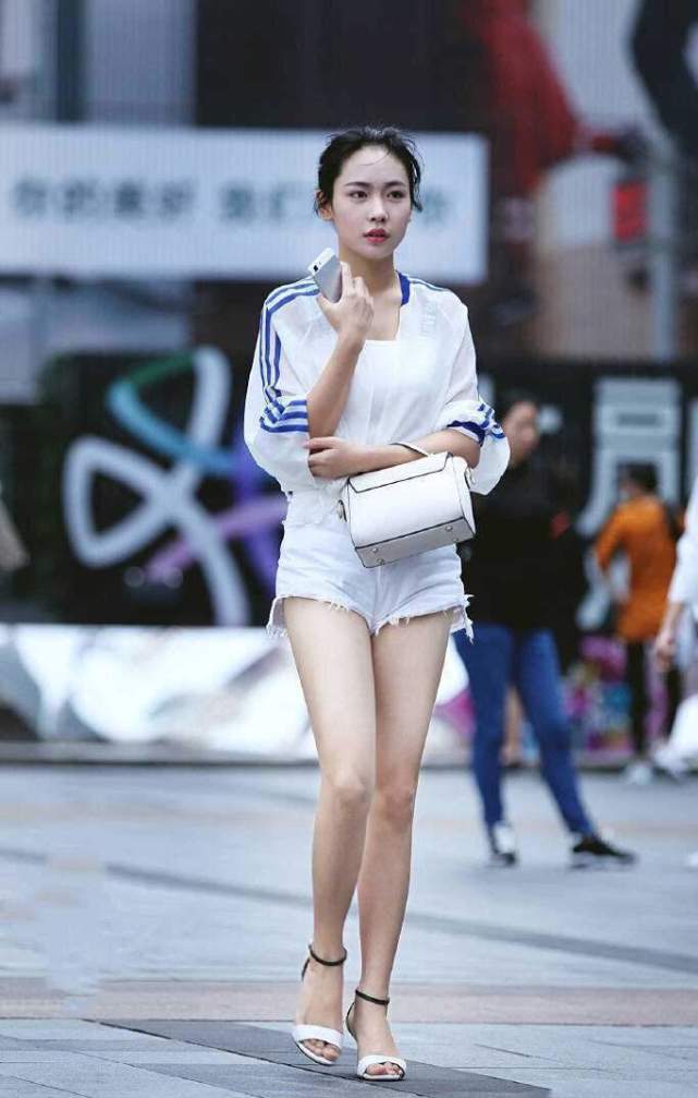 美女穿搭时尚潮流又前卫尽显女人的独有魅力