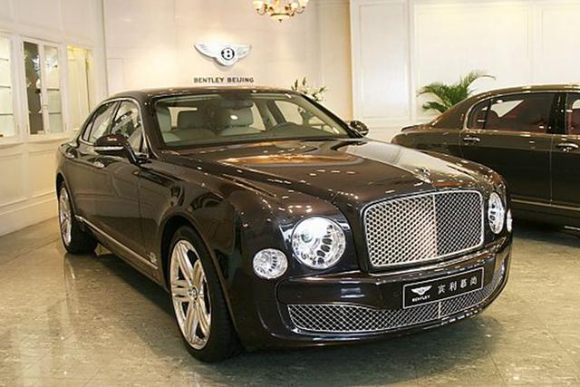 停车场500万的豪车宾利,女子不为所动,淡定回复了几个字