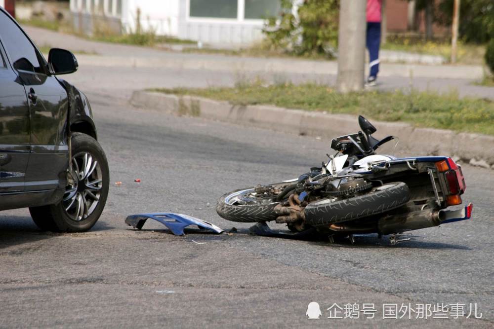 印度一名警察得知妻子生了个儿子,迅速带着女儿骑摩托车赶往医院.