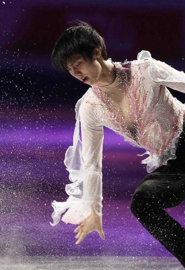 羽生结弦献给冰迷每一片炸起的冰花冰上最晶莹的风景虔诚的美