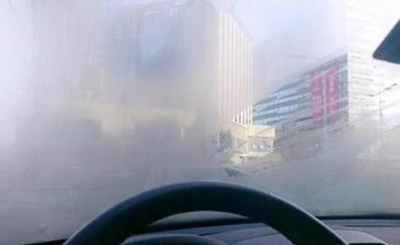 下雨天车窗起雾挡视线，只能用暖风吹吗？