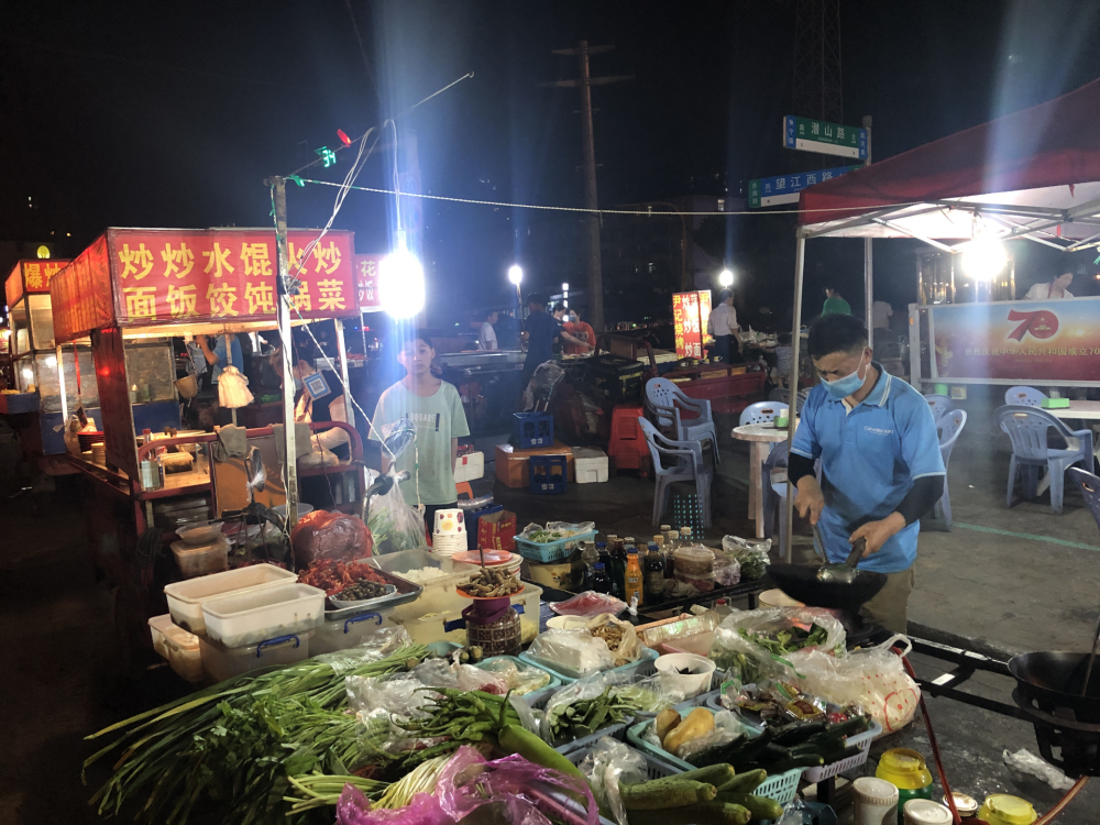 夜探合肥地摊经济凌晨4点收摊夫妻合肥街头摆摊10多年