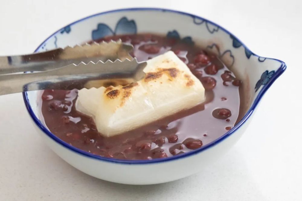 6,把煎熟的年糕放入红豆汤里.