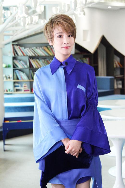 谢楠不愧是气质美女,穿拼接衬衫配半身裙录节目,短发衬出高级感