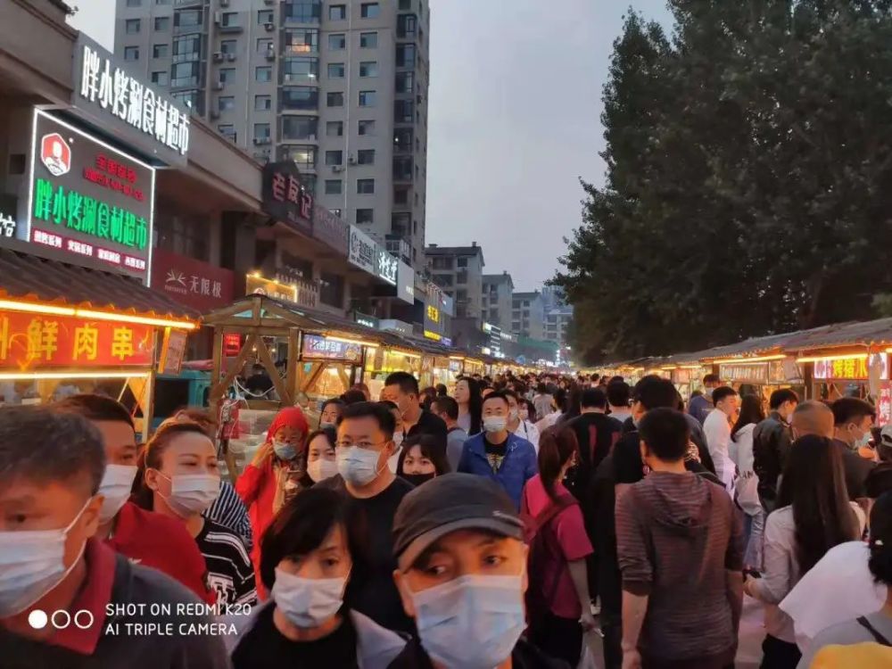 铁东明达夜市重现活力 高人气点燃夜经济