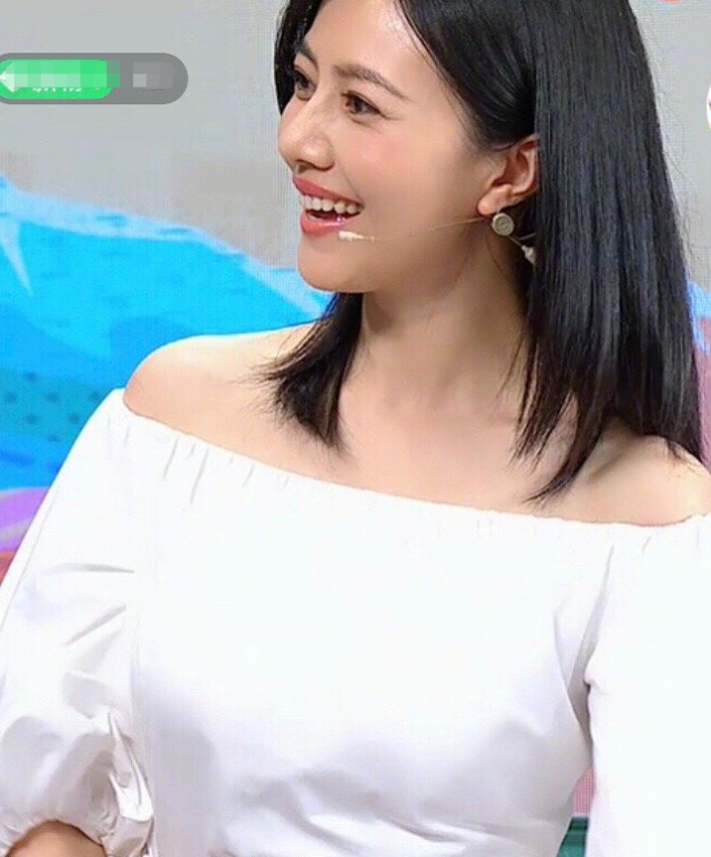 高圆圆产后首次现身,近脸照眼纹深,这才是当妈的人
