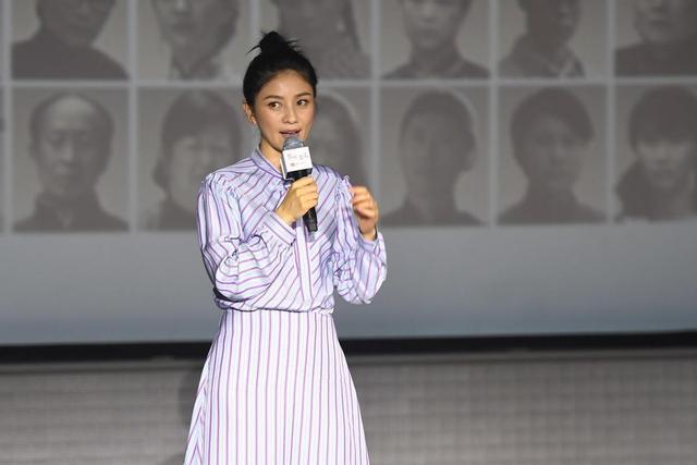 胡可从不赶时髦,简单穿条纹衬衫配半身裙,扎个丸子头就这么惊艳