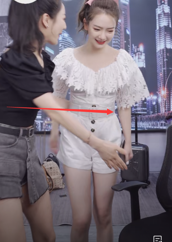 戚薇薇娅同穿短裤,拥抱时看清两人的腰线对比,我没眼花吧?