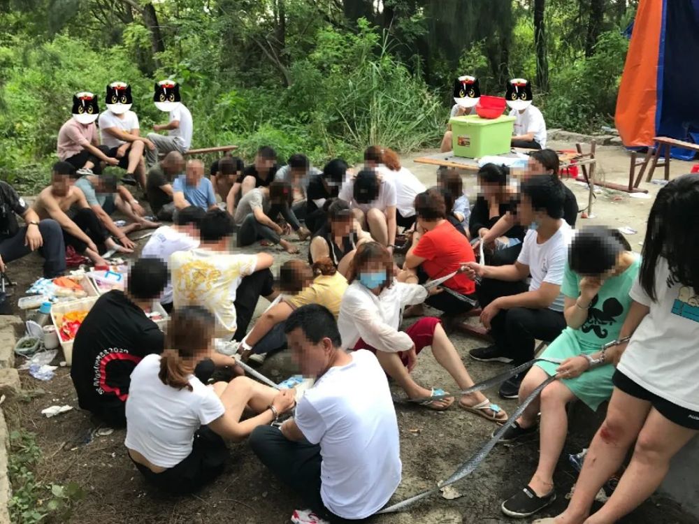 (现场抓获聚众赌博嫌疑人38人)涵江区三江口镇上港某树林内,本是一片