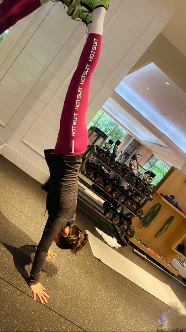 42岁黄奕罕见晒健身照,倒立下腰展实力,纤瘦身材全程抢镜