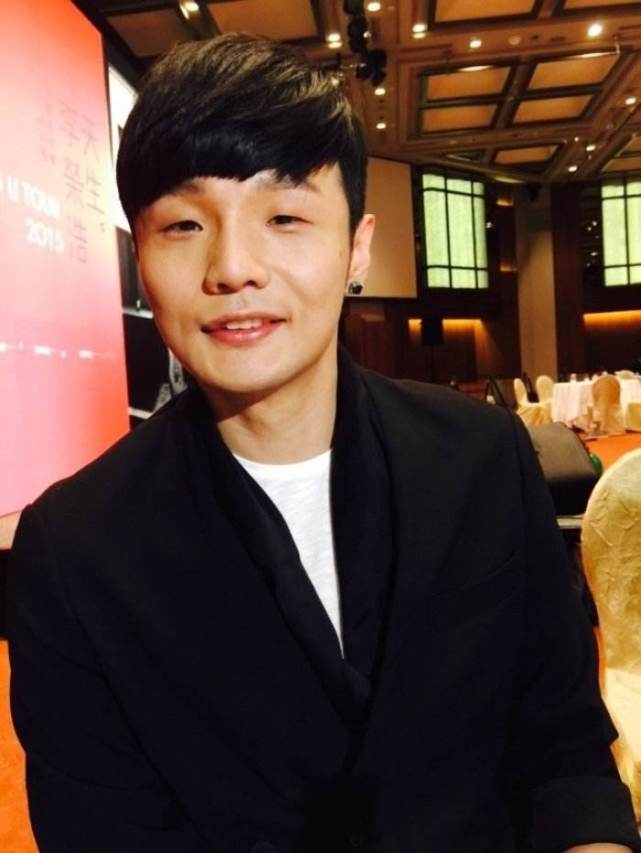 李荣浩自爆童年照,本以为小眼眯眯,看到真面目网友:是我错了!