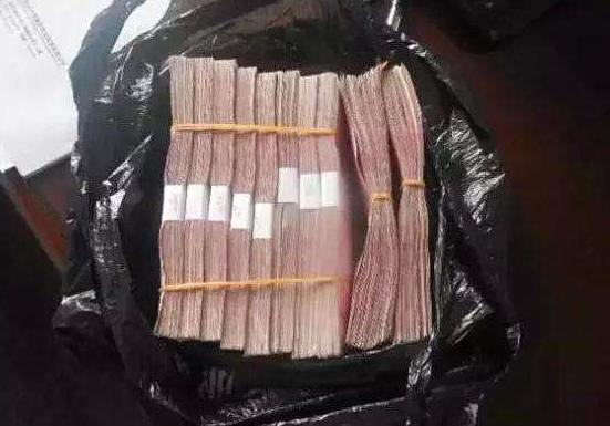 故事:父亲去世,女儿梦到父亲说床下有钱,醒来后一翻床底竟找到十万元