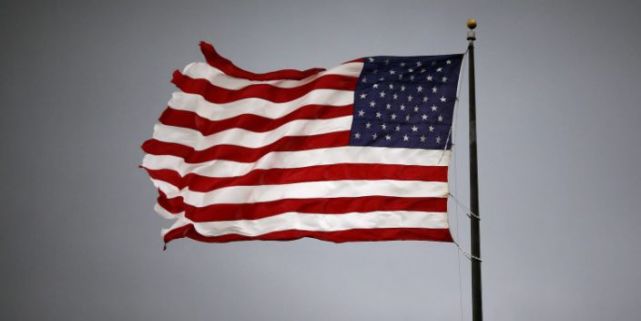 美国国旗被雷劈图片