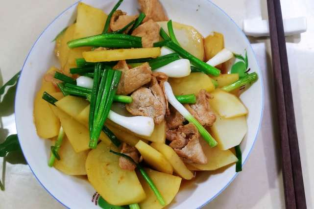 家常菜之瘦肉炒土豆软滑爽脆既是下酒菜更加是下饭菜