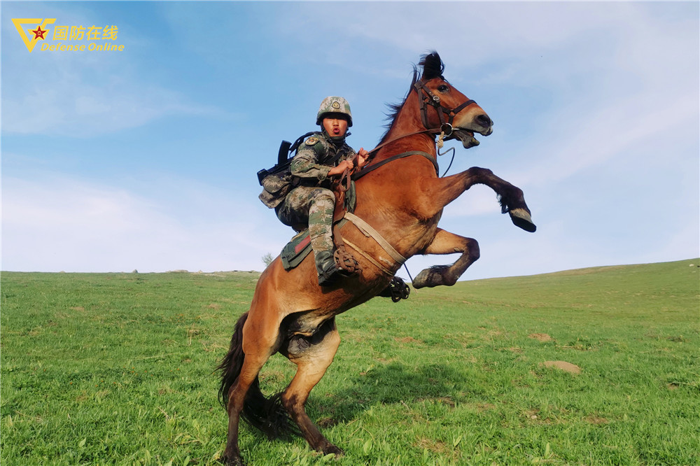 哨所军马饲养员任锁康展示立马动作.乌鲁肯萨孜草原风景.