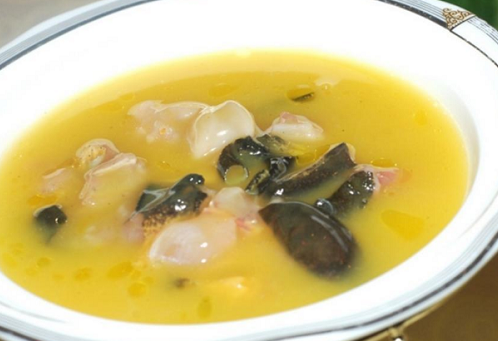 6,清蒸石鸡双脆锅巴是一道传统的汉族名菜,属于徽菜,其制作方法是把