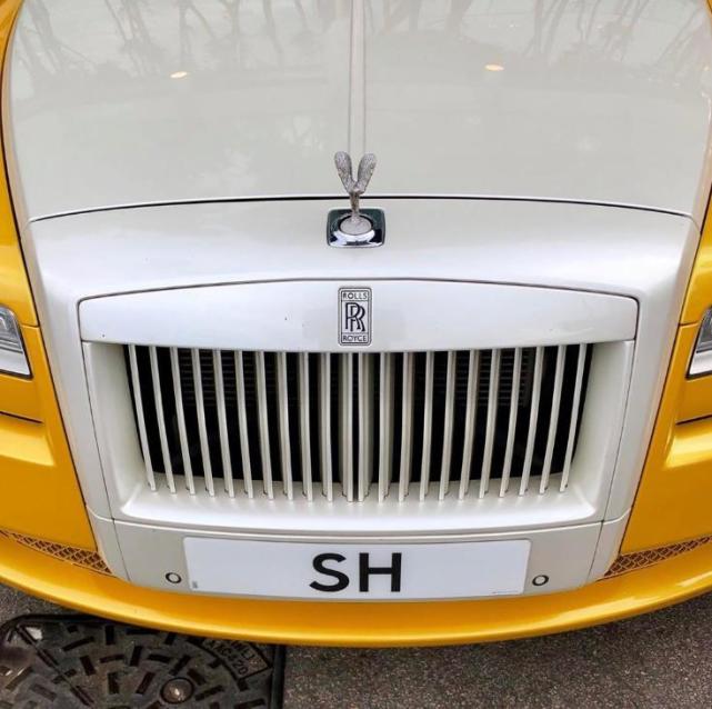 澳门富豪洪永时晒车劳斯莱斯定制车漆100克拉镶钻立标才是精髓