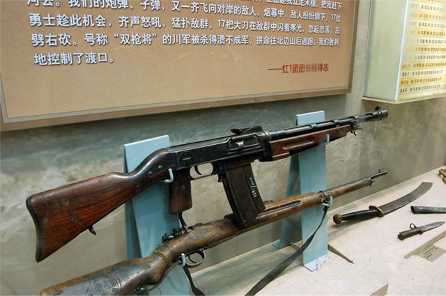 长得像突击步枪的瑞士启拉利轻机枪川军曾仿造志愿军仍在使用