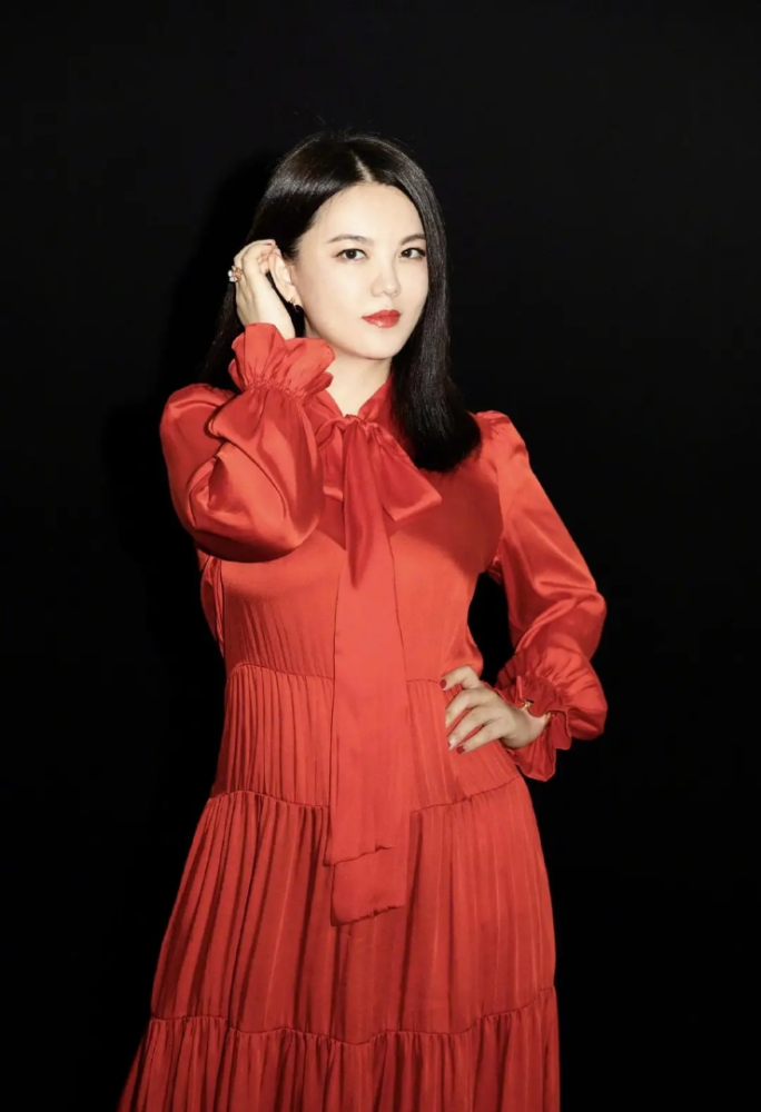 李湘中年发福太严重,穿白色婚纱连衣裙配长直发,至少有130斤