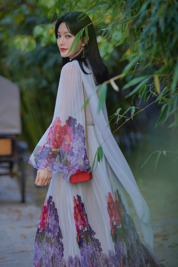 秦岚女神身穿百花裙意外穿成宫廷风回眸一笑百媚生