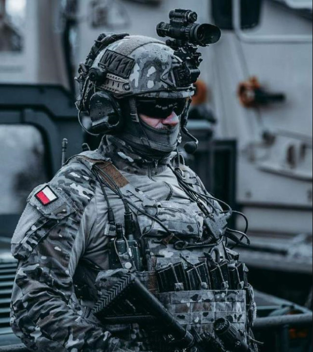 波兰举行特种部队庆祝日,特种兵手持德国步枪登场,装备已和欧美国家无