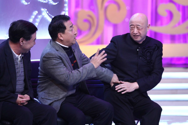 实际上陈寒柏认干爹好多都是师父的门规,侯耀文师胜杰有约定,自己徒弟