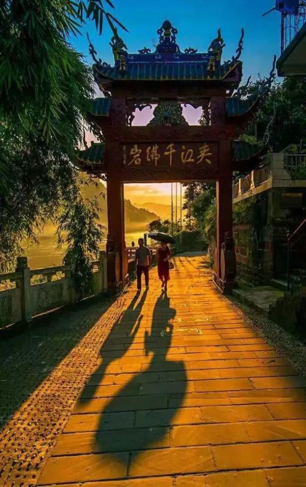 岩凿千佛,江流万载,乐山竟然藏着这么美的山水画卷