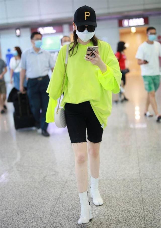 戚薇的私服不一般,荧光绿t恤配骑行裤清新又养眼,一般人学不来