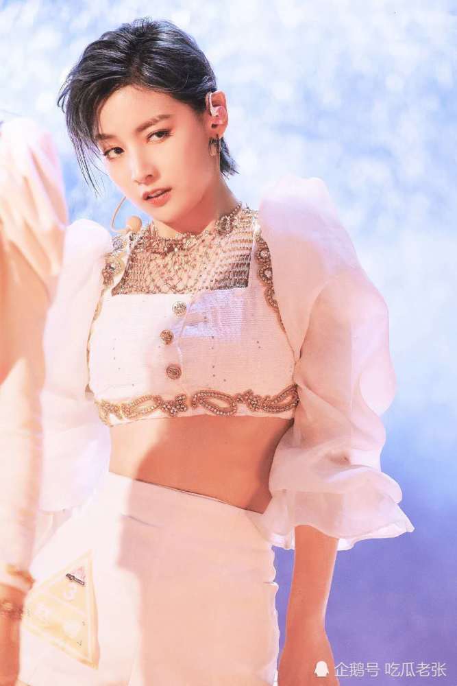 赵粤一头火焰蓝的发型搭配露脐装爆燃舞台时髦感超强而且很飒你觉得