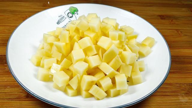 土豆切成小丁,我家一周吃5次,孩子一顿能多吃2碗饭