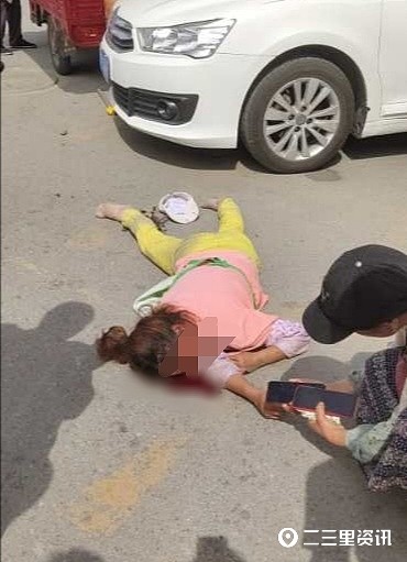 因车辆失控南郑一辆轿车连撞三处两名女子受伤倒地