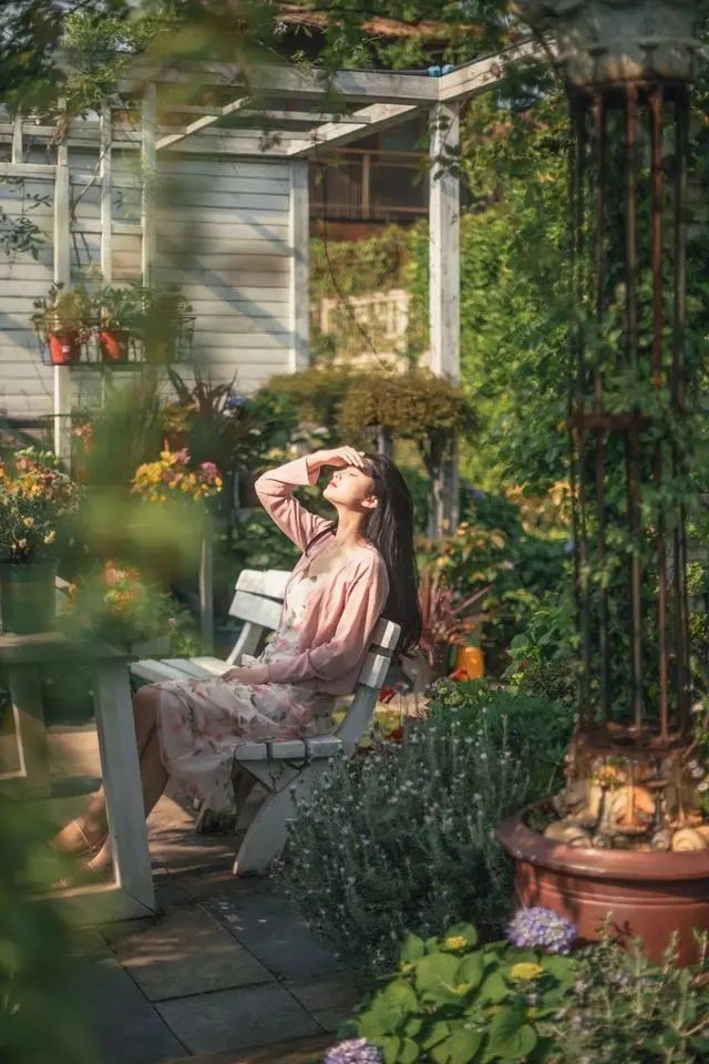 院子这个大场景本身就能帮助人物更好的放松,但长时间的拍摄人物的