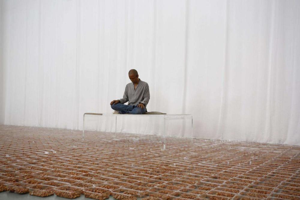 小伙取下自己的肋骨做成项圈,把自己封进水泥里,他的人生太疯狂