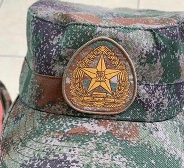 解放军换装最新一代迷彩服,臂章采用隐形图案