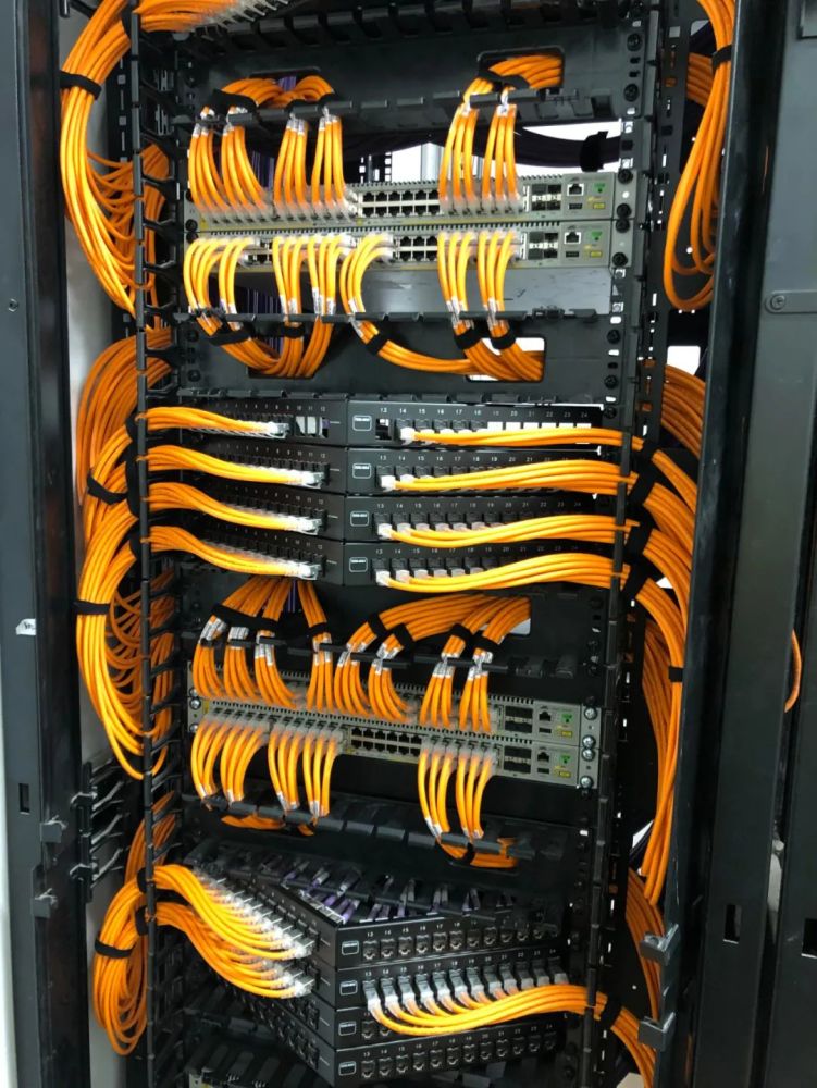 机房布线的最高境界,胆小勿入