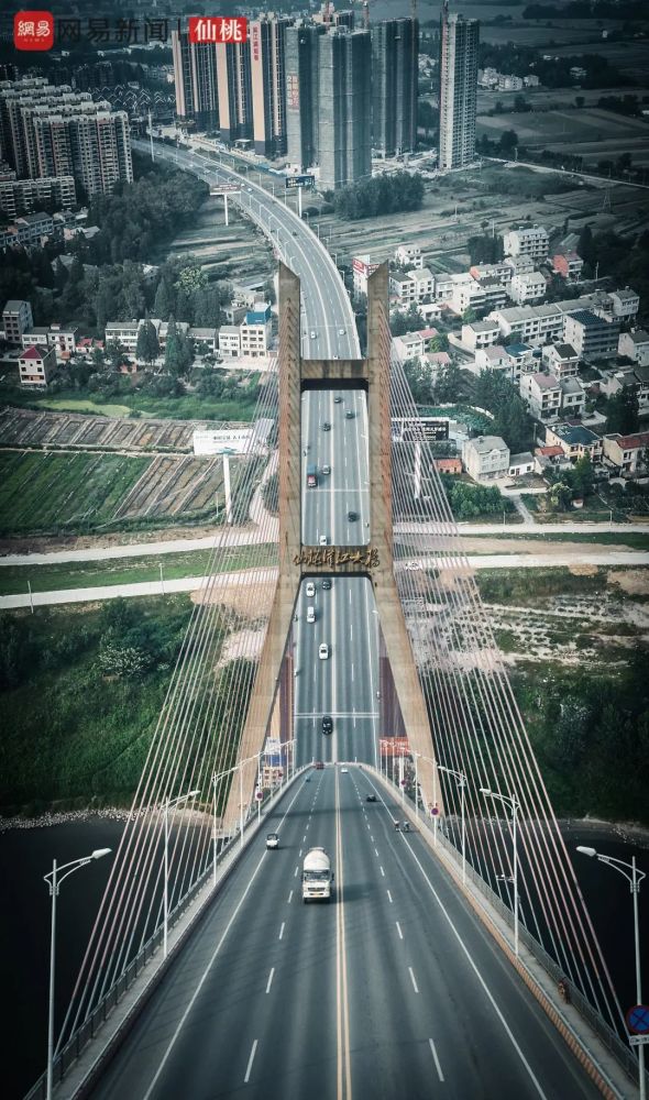 飞速发展,是仙桃的硬核底气仙桃后浪们的未来,从驶离汉江大桥开始这一