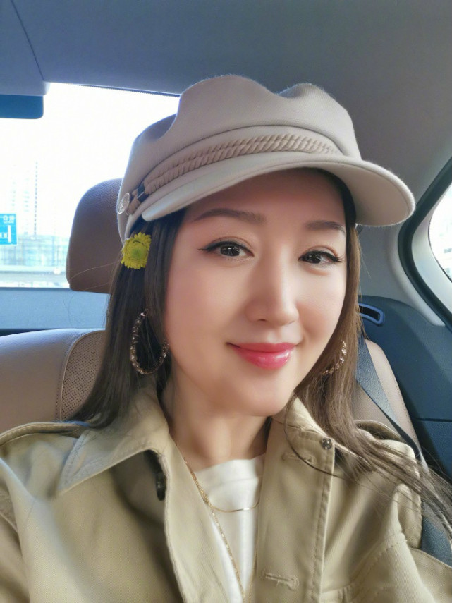 49岁杨钰莹戴帽自拍,嘴角放一朵野花凹少女,眼神里却满满的沧桑