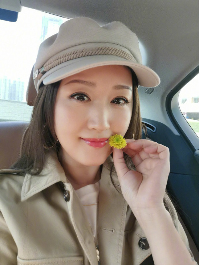 49岁杨钰莹戴帽自拍,嘴角放一朵野花凹少女,眼神里却满满的沧桑