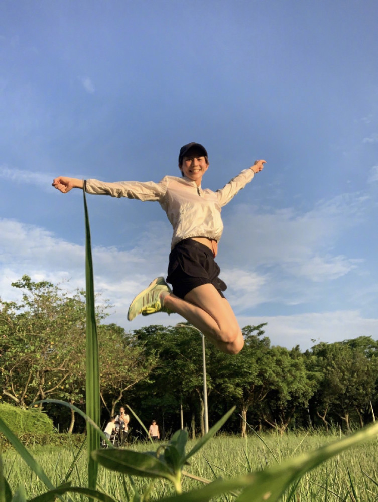 张钧甯剪"男孩头"酷飒干练,晒素颜运动照,轻松挑战半空跳跃