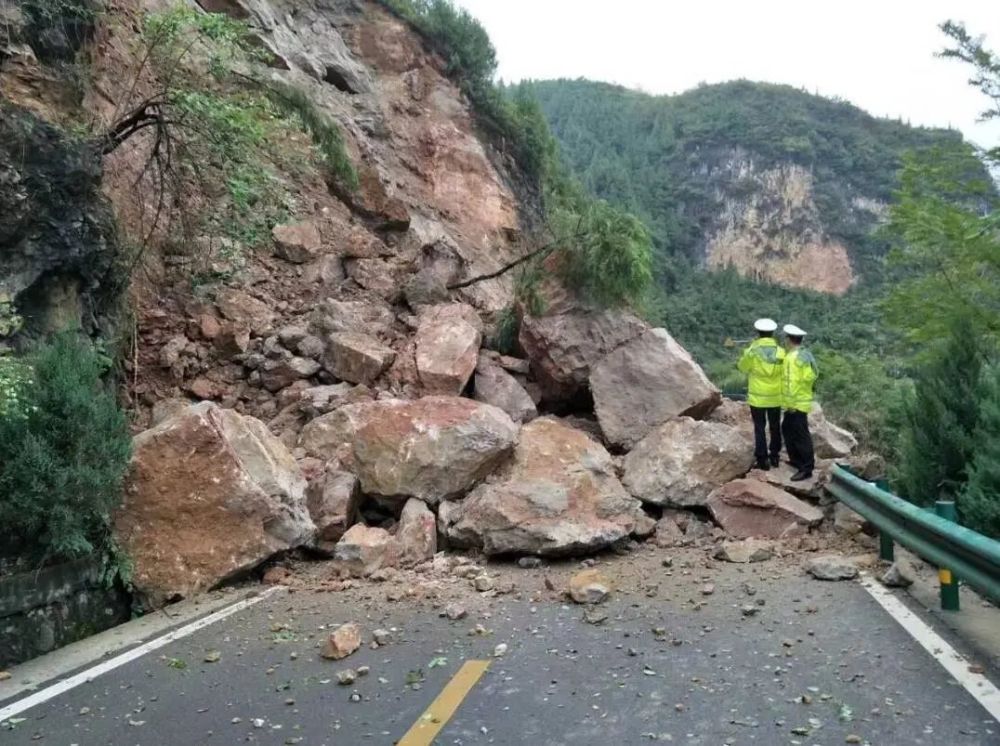 遇山体落石加速还是弃车 别犹豫 收好这份落石逃生指南 腾讯新闻