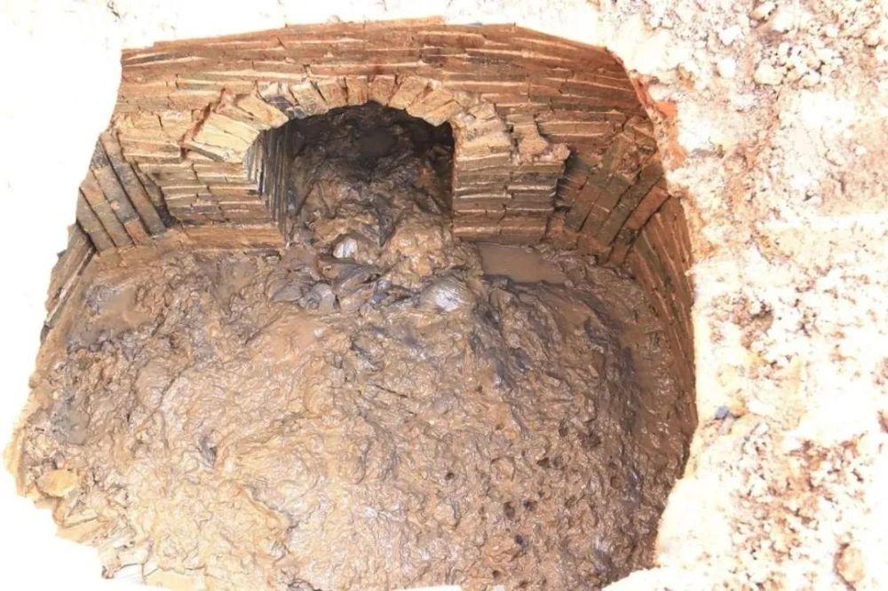 在一处约2米厚的土层下发现一古墓葬